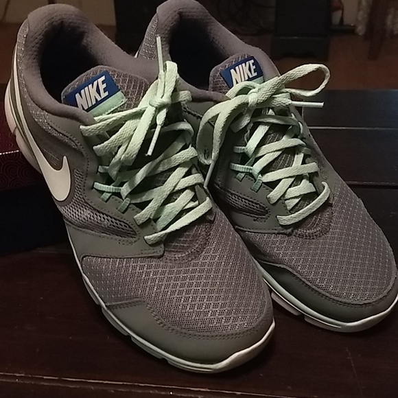 Nike Better World Ladies Sneakers, Rare Trim Color - Picture 2 of 4